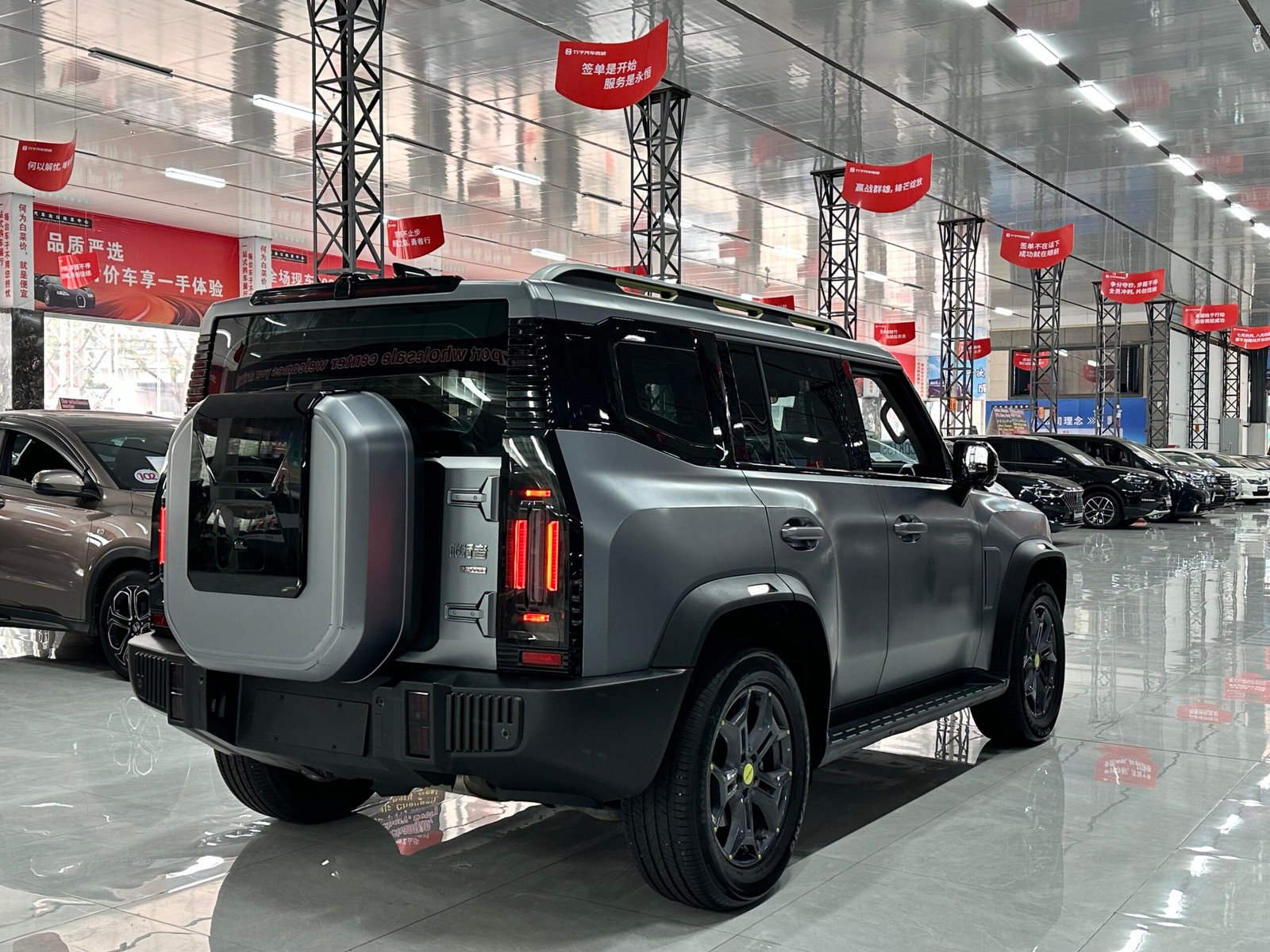 Jetour Traveler 2.0T 2024 Used Off-Road SUV (Gray) - Image 5