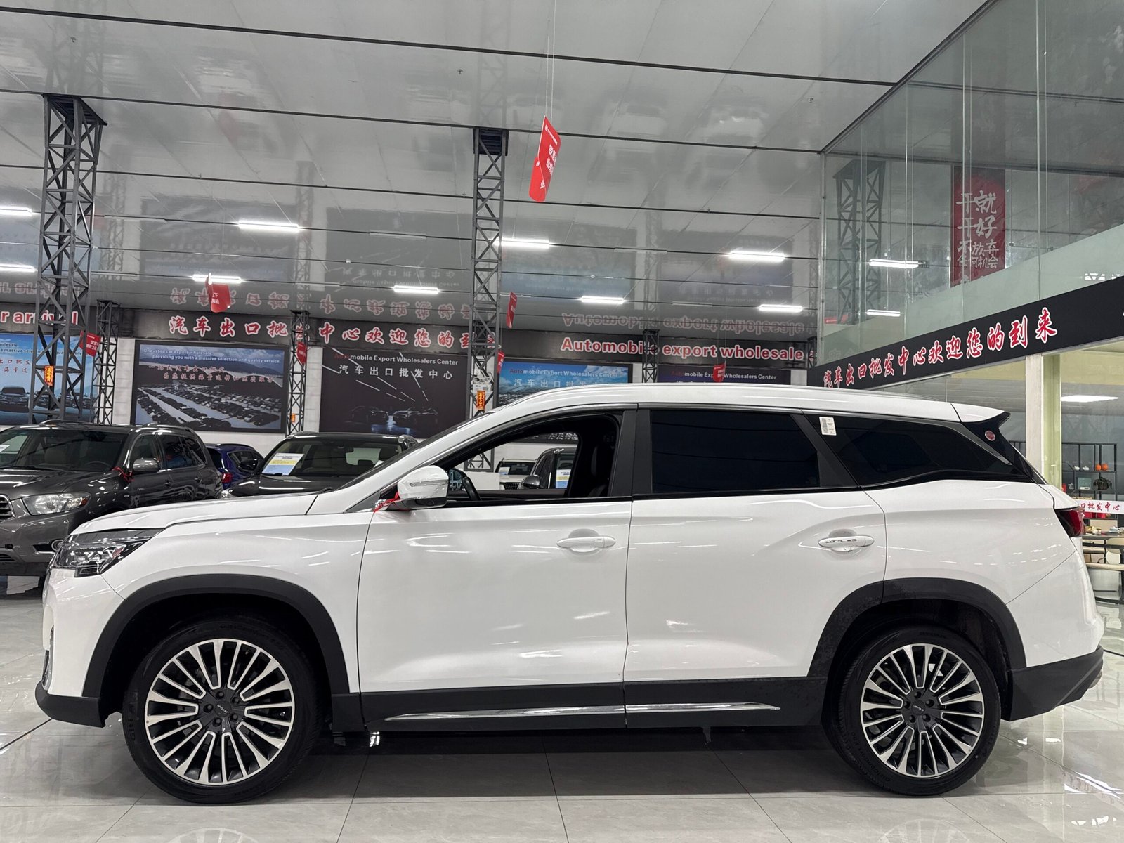 Jetour X90 Plus 2.0T 2022 Used Mid-size SUV (White) - Image 4