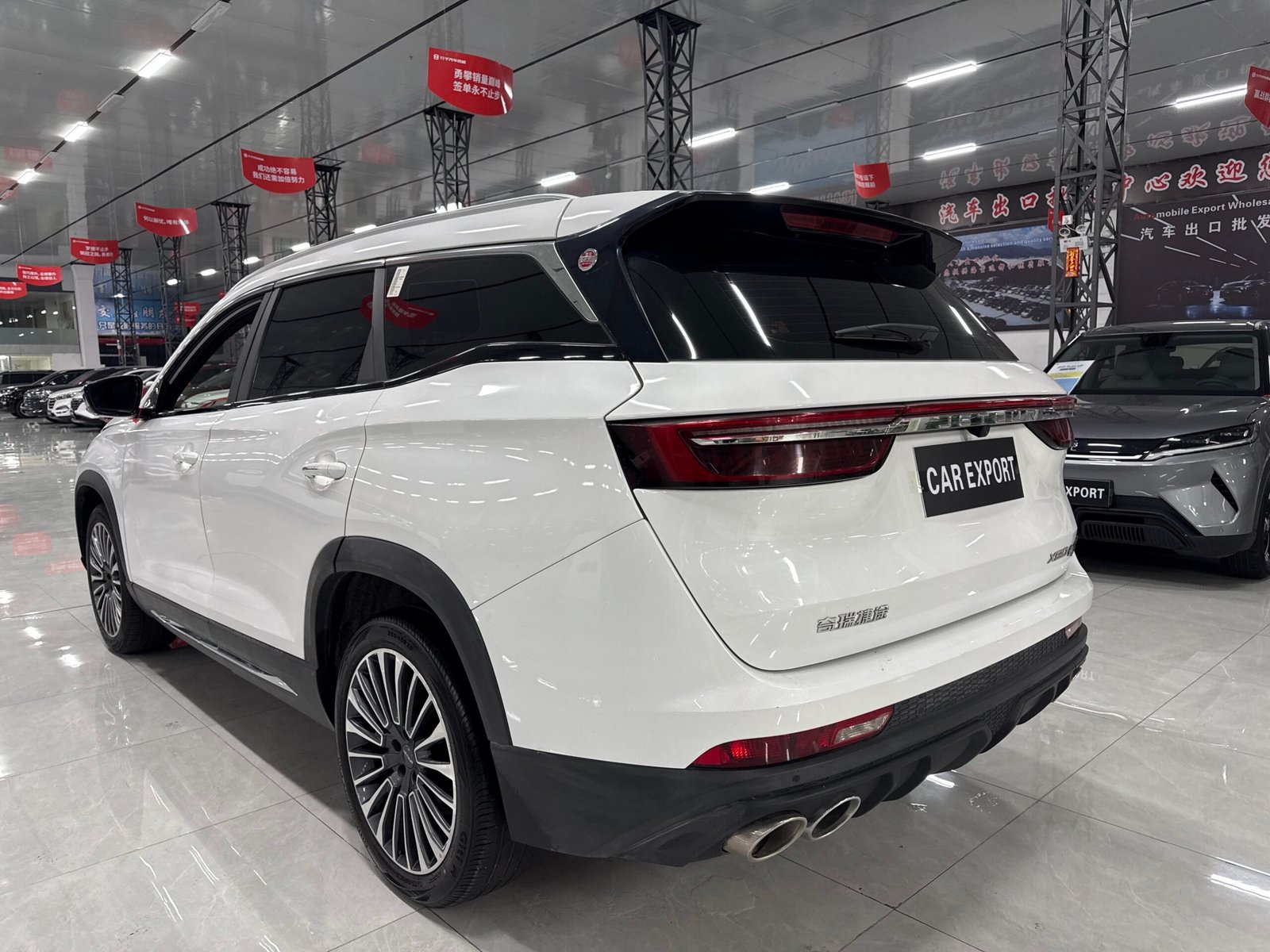 Jetour X90 Plus 2.0T 2022 Used Mid-size SUV (White) - Image 5