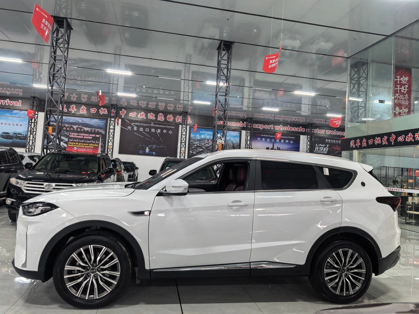 Jetour X70 PLUS 1.5T 2023 Used 7-Seater Mid-size SUV (White) - Image 4