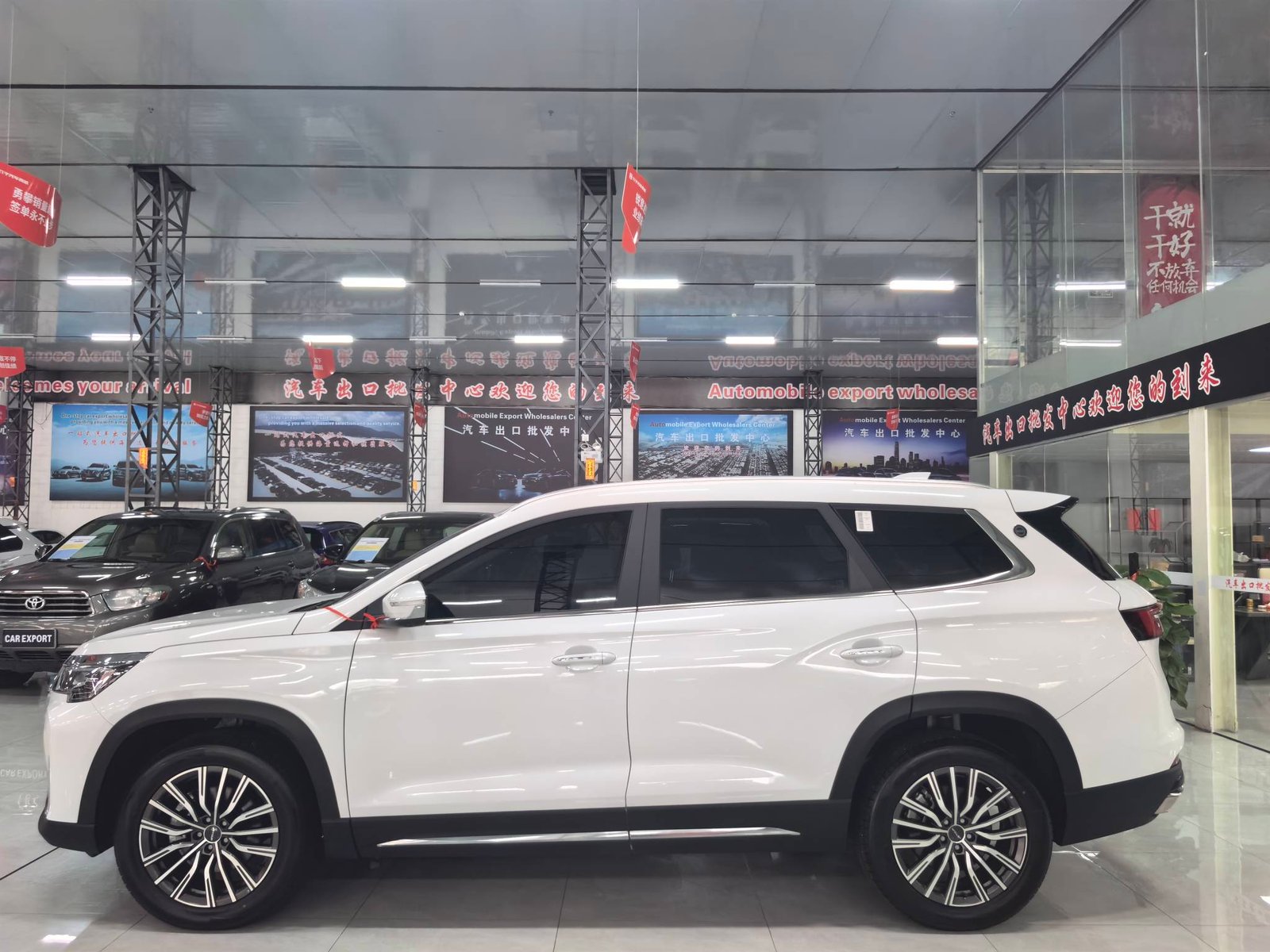 Jetour X90 PLUS 1.6T 2023 Used 5-Seater Mid-size SUV (White) - Image 4