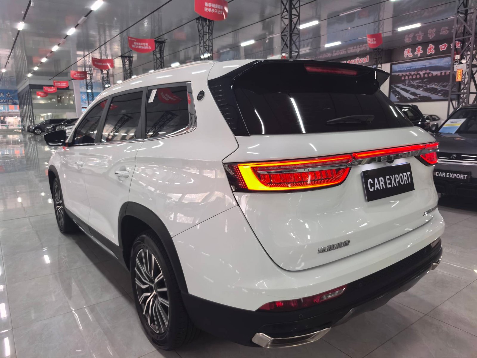 Jetour X90 PLUS 1.6T 2023 Used 5-Seater Mid-size SUV (White) - Image 6